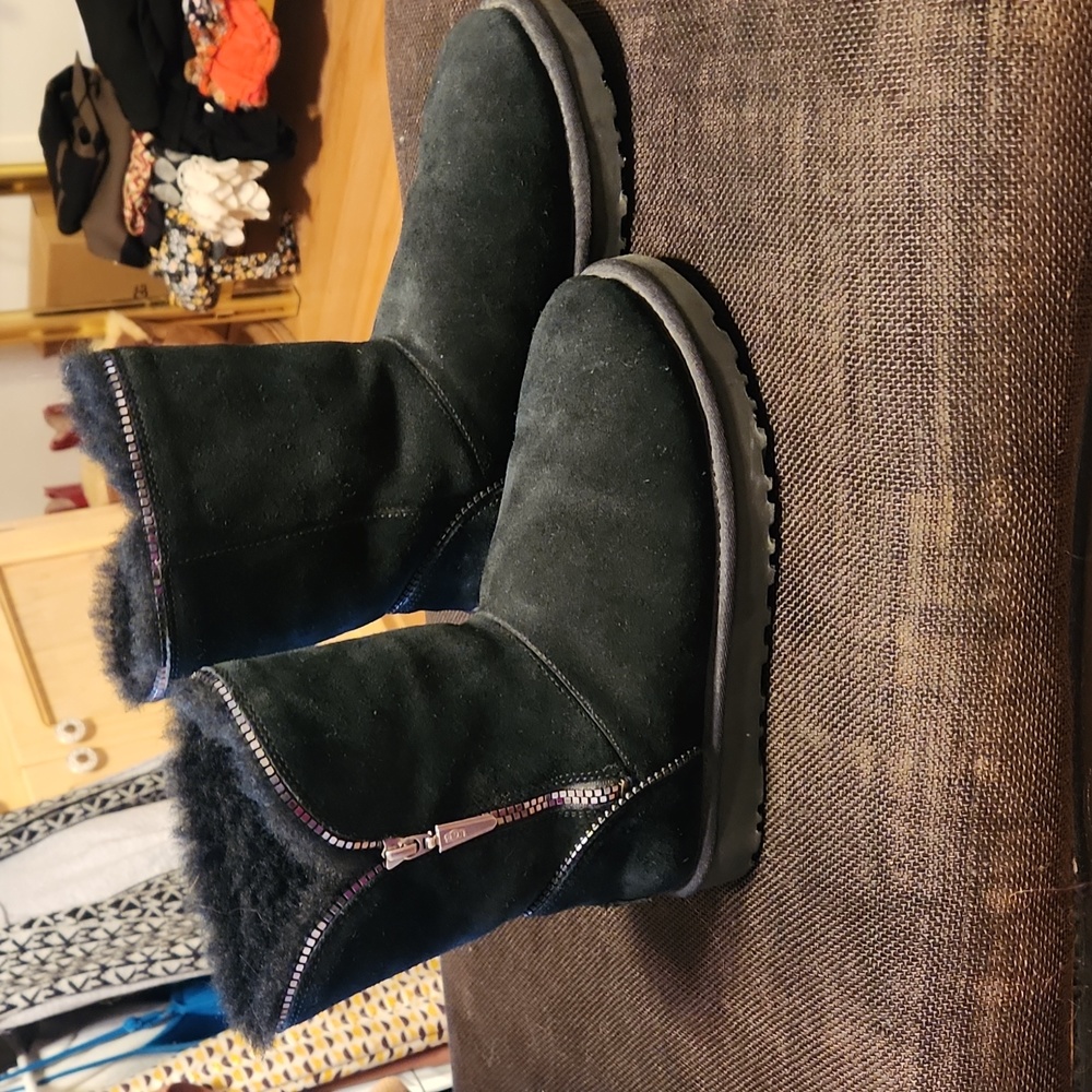Ugg Size 7 - image 1